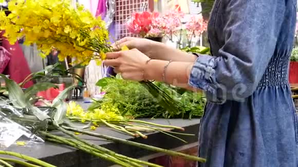 花店为顾客准备一束鲜花视频的预览图