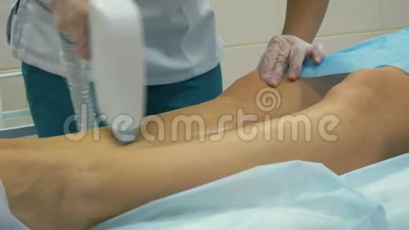 女性腿部激光脱毛程序戴手套的医生视频的预览图