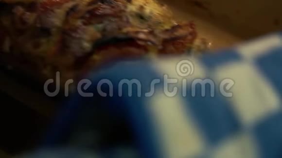 时间推移肉被烤在烤箱里视频的预览图