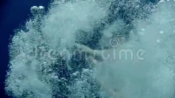 年轻人在清澈的蓝色湖中水下游泳视频的预览图