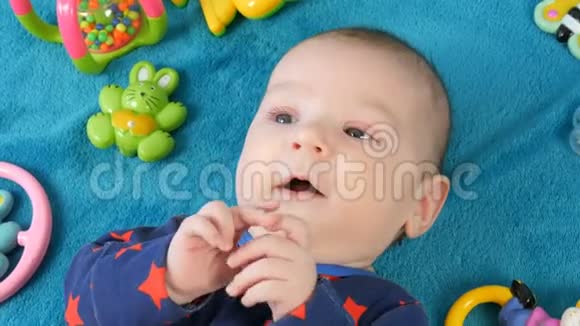 两个月的小宝宝躺在蓝色的床上周围是一条条响尾蛇视频的预览图