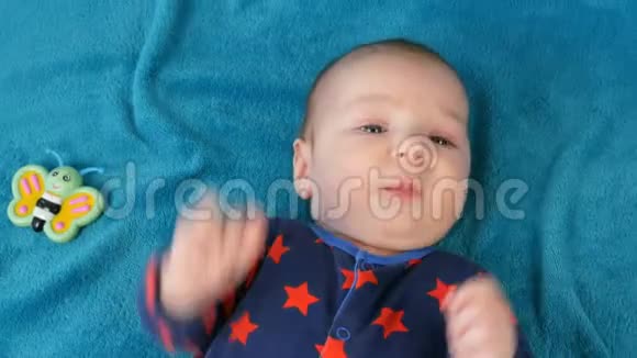两个月的小宝宝躺在蓝色的床上周围是一条条响尾蛇视频的预览图