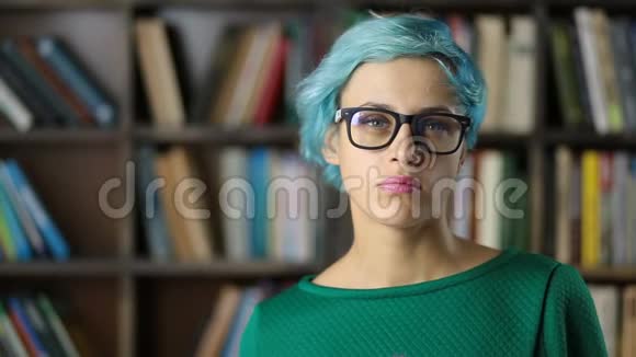 戴眼镜的嬉皮笑脸女孩画像视频的预览图
