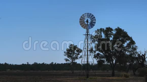新南威尔士西部农场风车视频的预览图