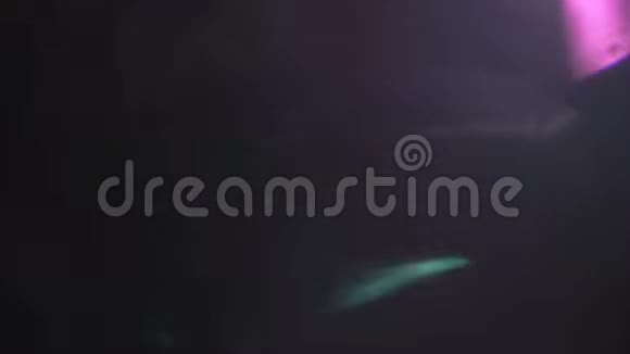 未来派色彩斑斓的波克在黑暗中闪烁闪亮的抽象背景视频的预览图