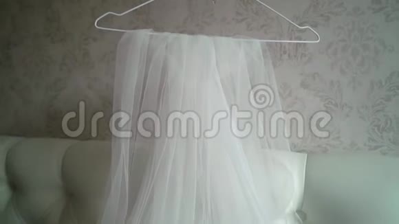 新娘婚礼白色面纱在新娘卧室的床上视频的预览图