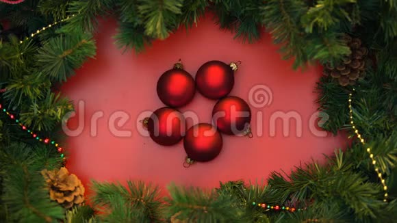 红色圣诞球在装饰云杉树枝上移动停止运动视频的预览图
