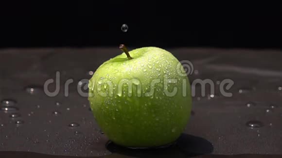 黑底绿苹果上的水滴视频的预览图
