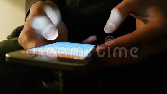 男人在智能手机上阅读朋友的信息手里拿着小视频的预览图