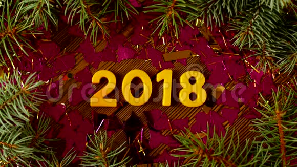 圣诞数字2018在木制背景与火花和火花手取代2018与2019更换新的视频的预览图