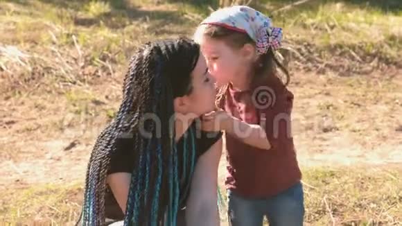 小可爱的女孩亲吻拥抱她的妈妈去公园走走视频的预览图