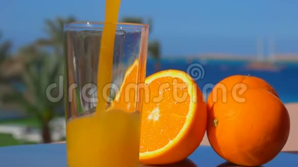 往杯子里倒了一大杯橙汁视频的预览图