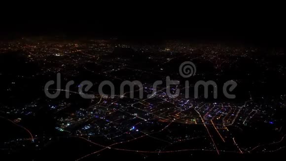 4上海城市房屋和道路的鸟瞰灯夜晚的顶景视频的预览图