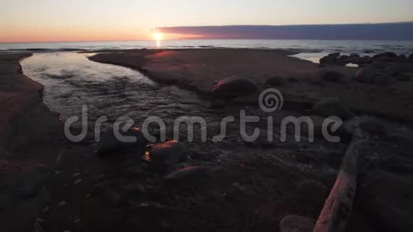 美丽的日落与红色水喷入大海图亚拉脱维亚2019年4月13日视频的预览图