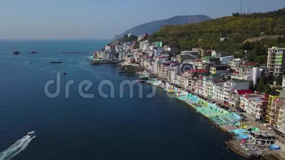 空中无人机拍摄的画面色彩斑斓的城市景观在海上欧洲密集的多层建筑在海上视频的预览图