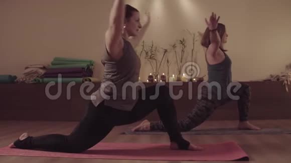 两个女人在尼斯工作室做瑜伽练习视频的预览图
