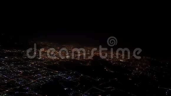 晚上从飞机窗口4K顶视图飞机在中国上空飞行空中飞行视频的预览图