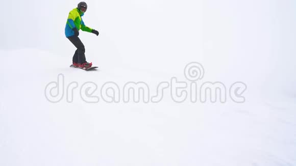 极限滑雪者骑着鲜粉雪下陡山坡慢动作视频的预览图
