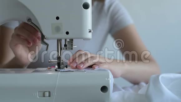 女人开始缝床单视频的预览图