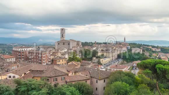 佩鲁贾与圣多梅尼科大教堂的城市景观视频的预览图