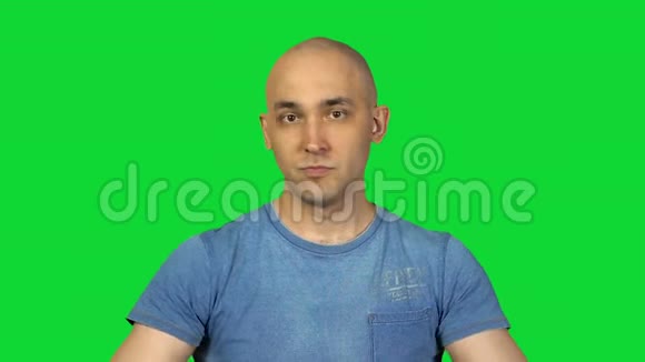 在绿色背景上展示拇指秃顶男人视频的预览图