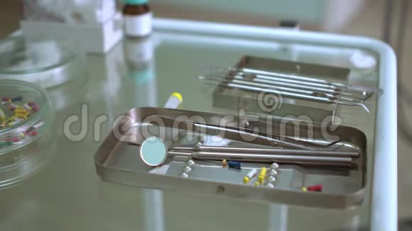牙科诊所玻璃桌上的牙科仪器视频的预览图
