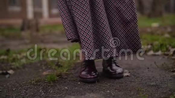 女人脚穿着高跟鞋站在草地上高清的特写照片视频的预览图