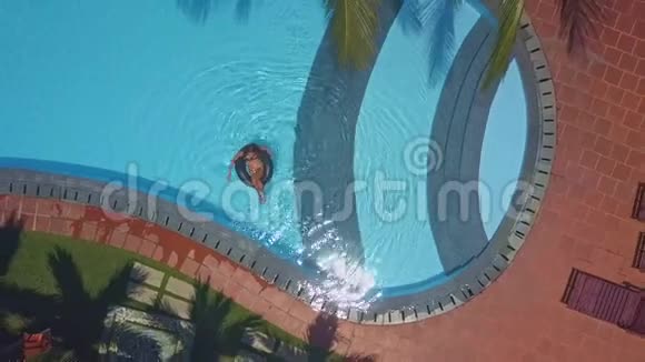 豪华酒店游泳池附近有折叠椅视频的预览图