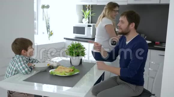 家庭早餐母亲为配偶和子女提供食物视频的预览图