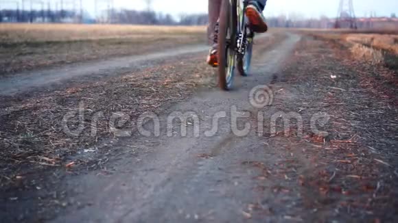 人在田里骑自行车视频的预览图