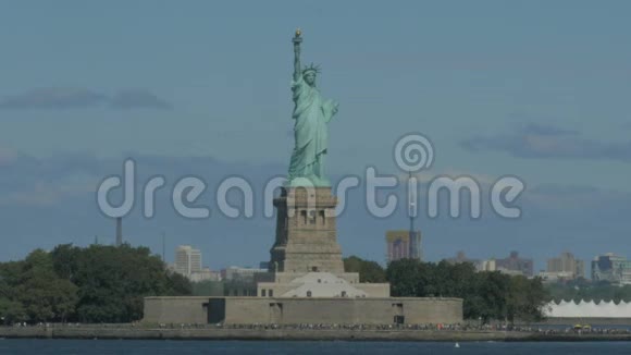 美丽的日落和自由女神像的广角景色视频的预览图