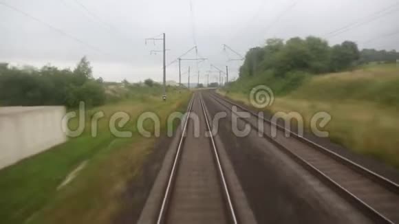 从最后一辆火车的车窗到铁路视频的预览图