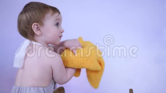儿童卫生房间里拿毛巾的孩子视频的预览图