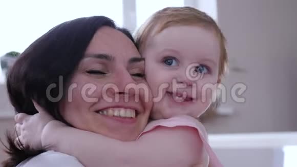 父母拥抱幸福的母亲拥抱婴儿视频的预览图
