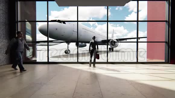 日出时站在机场窗口看飞机的一个旅游女孩的剪影旅游理念人们在视频的预览图