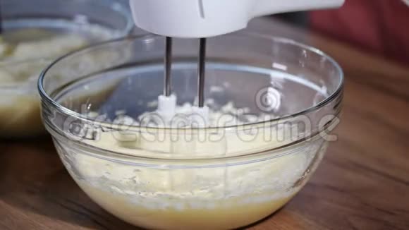 黄油用搅拌机火化视频的预览图