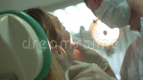 美丽幸福的女性患者带牙医检查和特殊照明背景视频的预览图