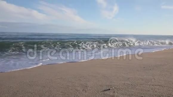 海滩阳光明媚的一天蔚蓝的大海夏日的天空海水度假的海浪沙滩大自然白色的海岸阳光视频的预览图
