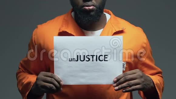 非裔美国囚犯手中纸板上的不公正字眼混乱视频的预览图