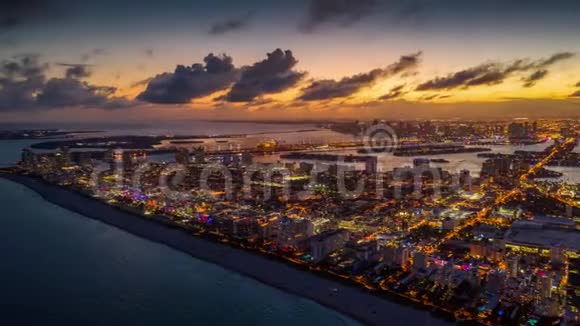 迈阿密佛罗里达州美国2019年1月空中无人机全景飞行超过迈阿密南滩及中滩上空日落视频的预览图