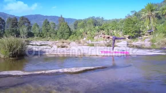 女人在河中换腿瑜伽姿势视频的预览图