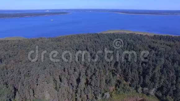俄罗斯塞利格湖岛上森林和船只的鸟瞰图视频的预览图