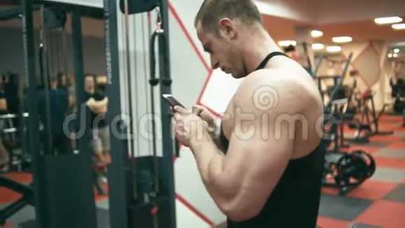 健身者在健身房自拍视频的预览图