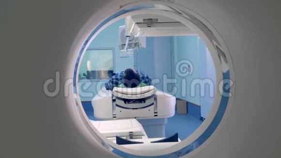 一个人躺在诊所的断层床上视频的预览图