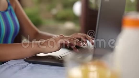 在热带夏季自由职业女性手按键盘打字并远程工作视频的预览图