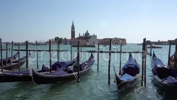 欧洲意大利威尼斯早上传统的威尼斯船只站在大运河的码头上视频的预览图