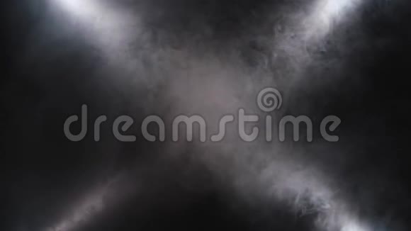 烟雾舞台上的聚光灯黑色背景上的聚光灯视频的预览图
