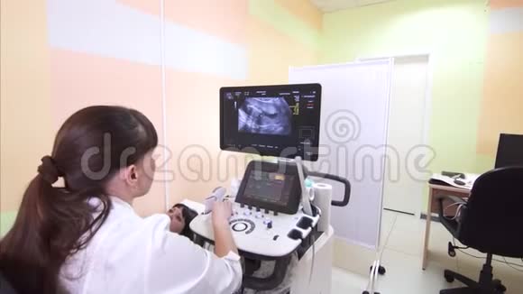 孕妇定期检查医生视频的预览图