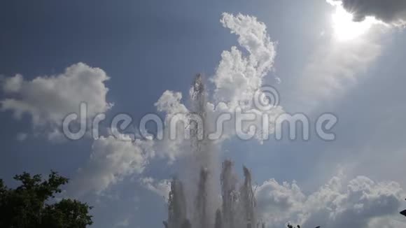 从喷泉喷出的水在无边无际的蓝天上飞上近景视频的预览图