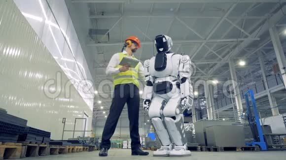 工厂工人打开一个机器人下面的视图视频的预览图
